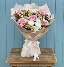 Букет цветов из:  Гвоздики, Орхидеи и Розы в Гусиноозерске