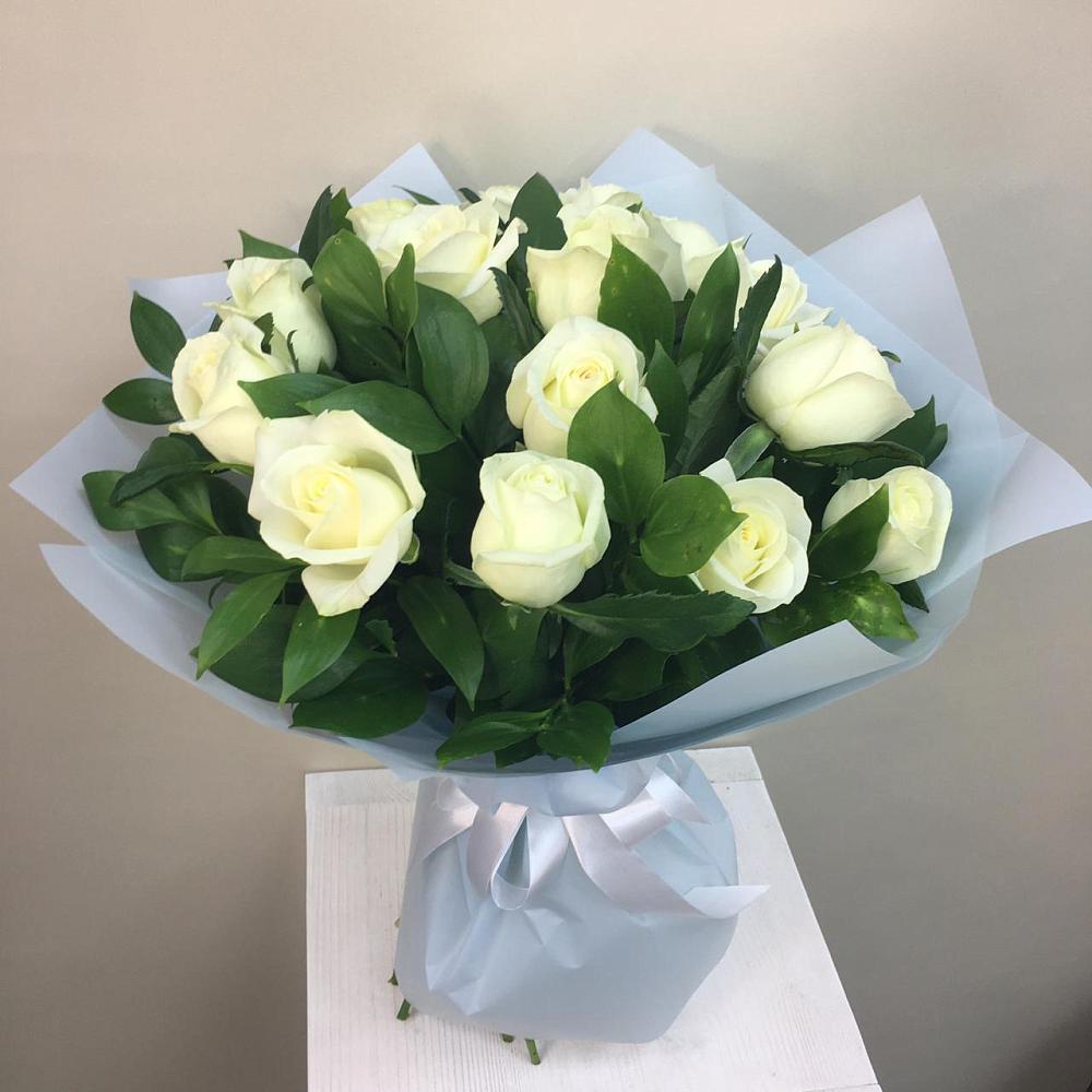Букет 15 Белых роз Проуд в Гусиноозерске