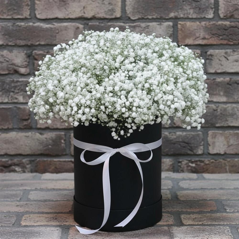 Цветочная композиция из Гипсофила в шляпной коробке в Гусиноозерске