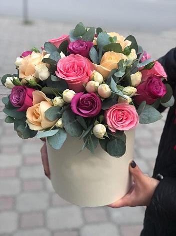 Цветочная композиция из Розы в шляпной коробке в Гусиноозерске