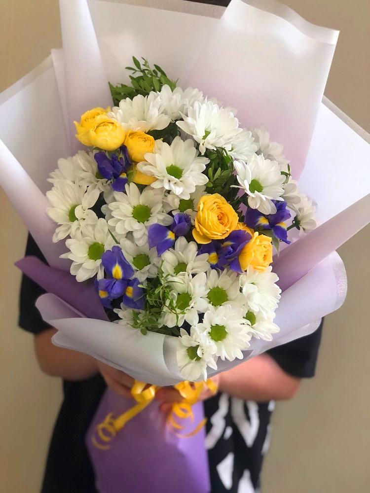 Букет цветов из: Ирисы, Хризантемы и Розы в Гусиноозерске