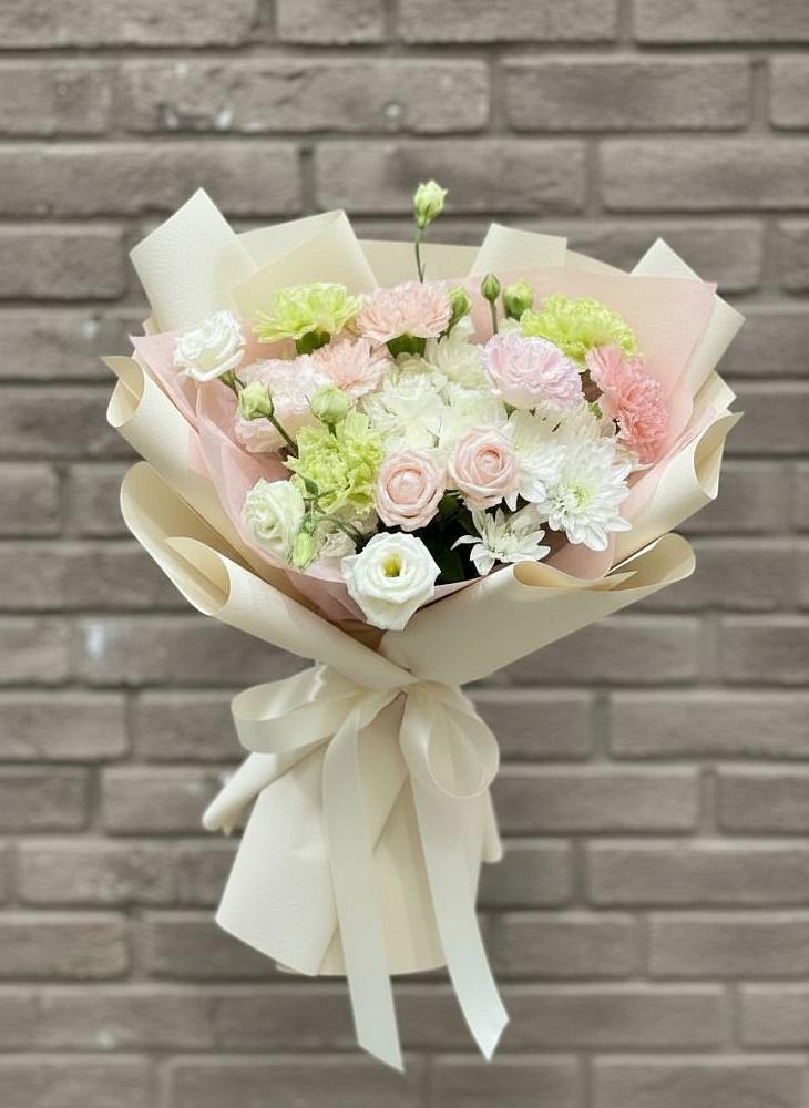 Букет цветов из: Гвоздики, Розы, Лизиантусы и Хризантемы в Гусиноозерске