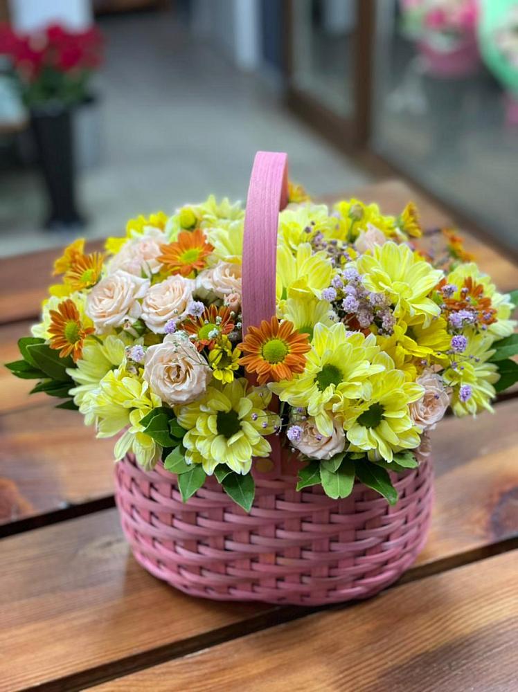 Цветочная композиция из Хризантемы и Розы в корзине в Гусиноозерске