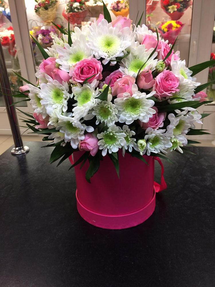 Цветочная композиция из Розы и Хризантемы в шляпной коробке в Гусиноозерске