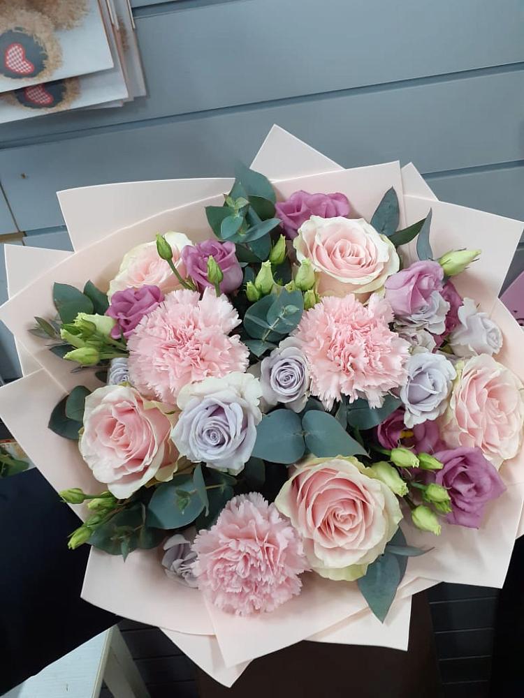 Букет цветов из: Розы, Гвоздики и Лизиантусы в Гусиноозерске