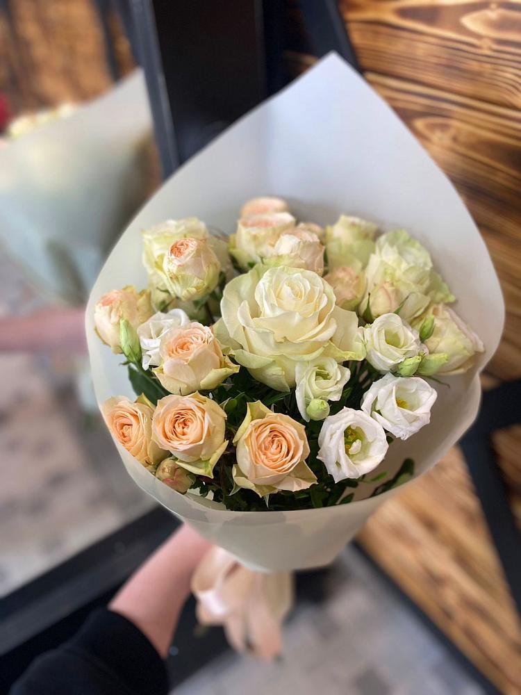 Букет цветов из: Розы и Лизиантусы в Гусиноозерске